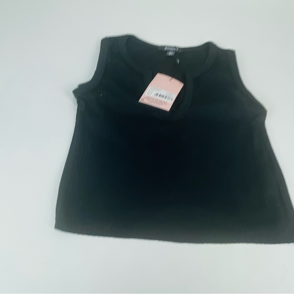 NOTCH NECK SLEEVELESS CROP TOP black - Picture 3 of 5